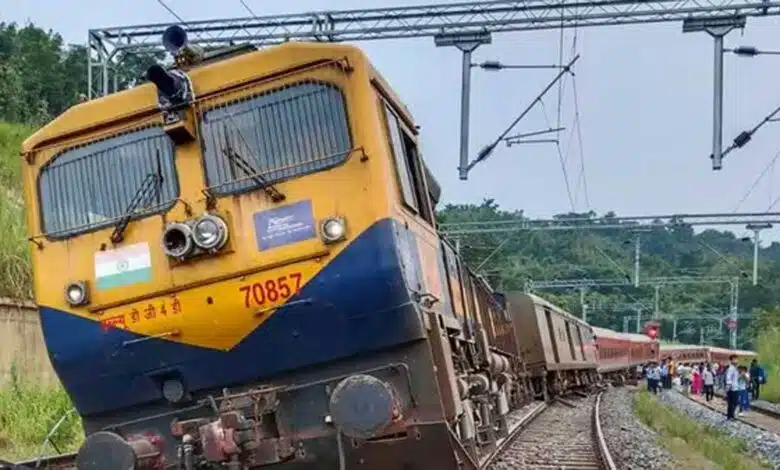 Shalimar Express derail in Maharashtra