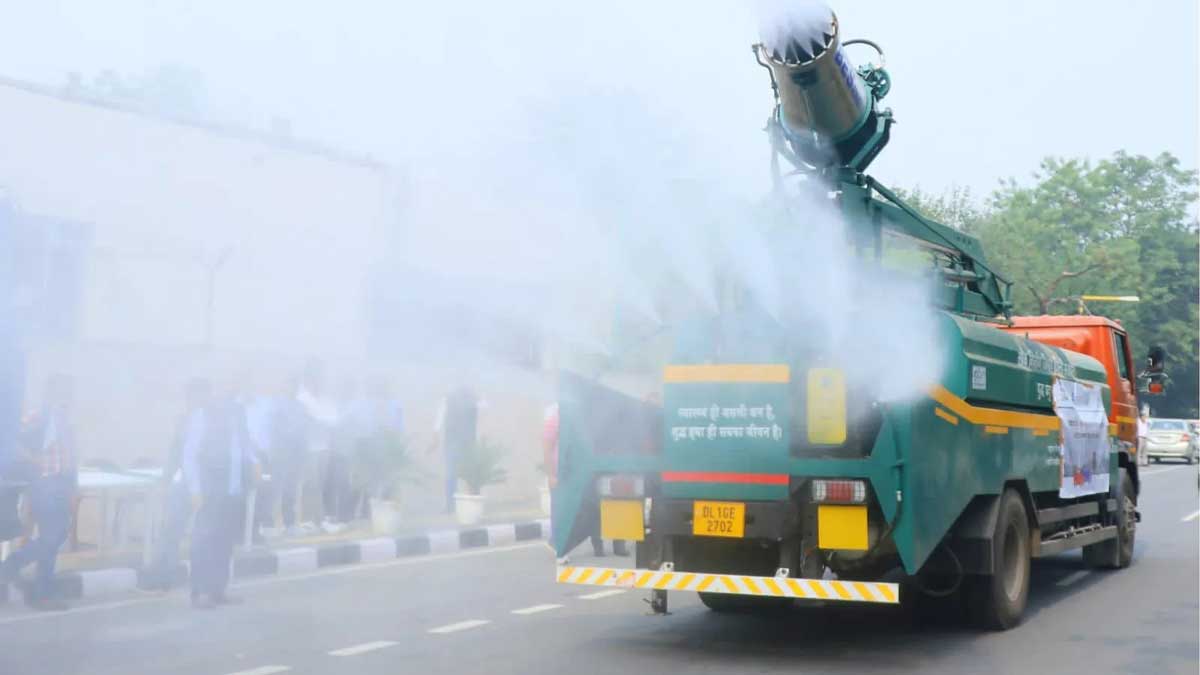 To control the rising pollution in Delhi PWD started cleaning the roads