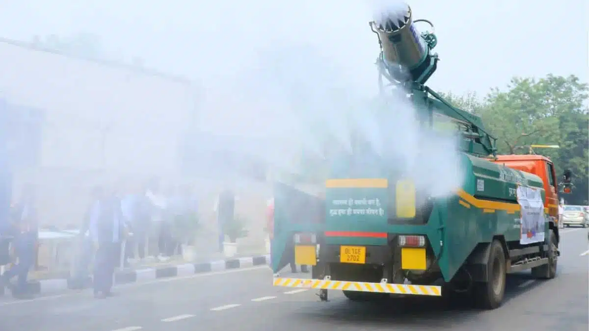 To control the rising pollution in Delhi PWD started cleaning the roads