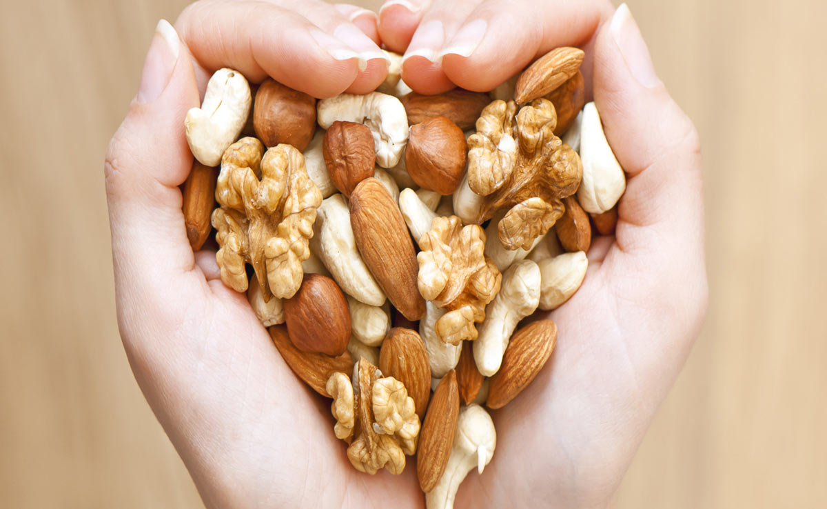 Walnut vs Almond: Which is healthier and how much should be eaten daily?