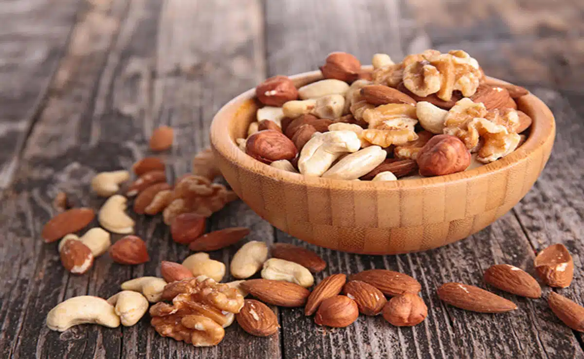 Walnut vs Almond: Which is healthier and how much should be eaten daily?