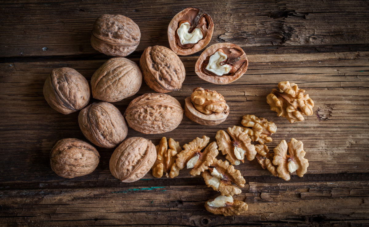 Walnut vs Almond: Which is healthier and how much should be eaten daily?