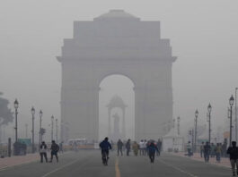 Delhi in the grip of smog, air quality reaches 'very poor' level in many areas