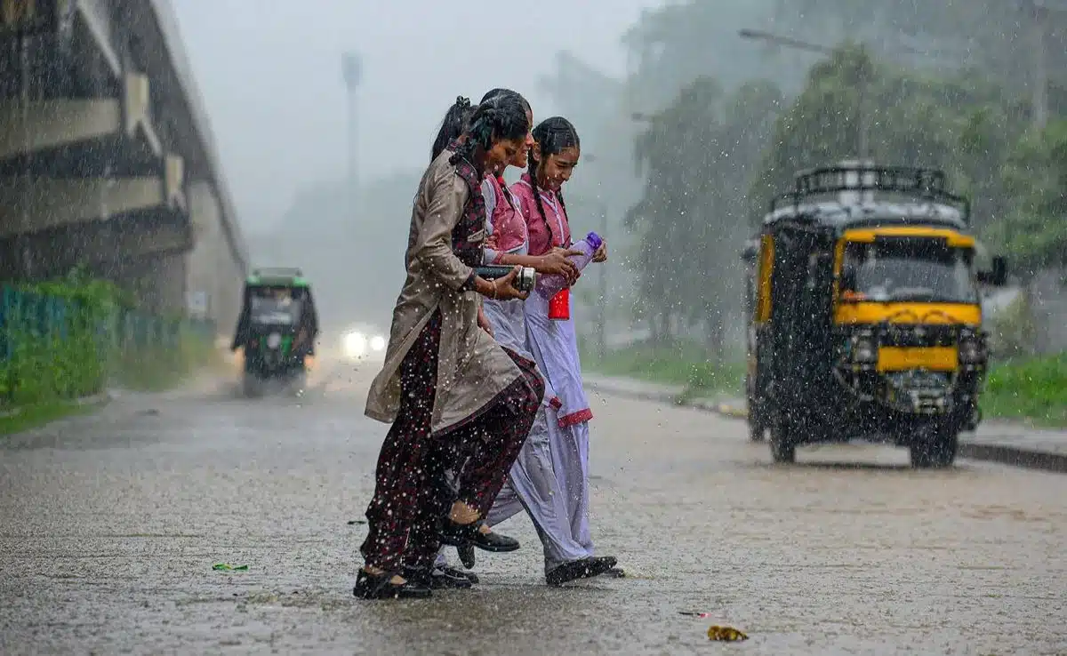 Alert issued regarding heavy rain in Tamil Nadu, schools, colleges closed