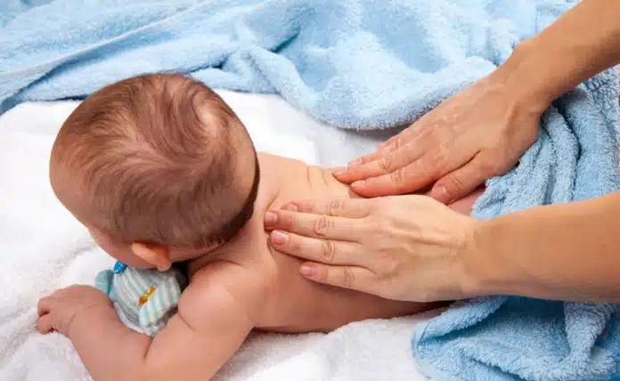 Know the benefits of massage for a newborn baby and the right way to do it.