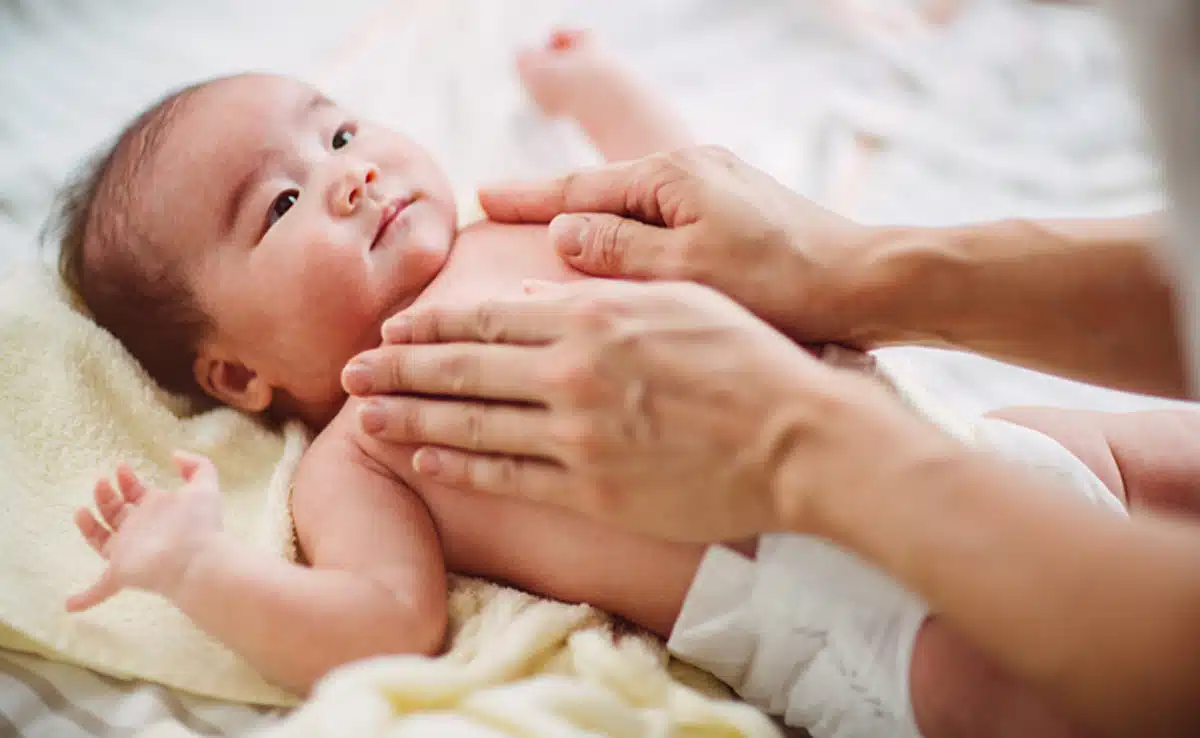 Know the benefits of massage for a newborn baby and the right way to do it.