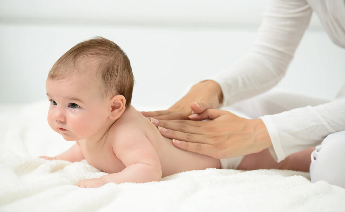 Know the benefits of massage for a newborn baby and the right way to do it.