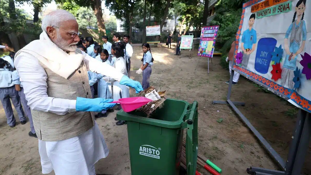 PM Modi took part in the cleanliness campaign with school children