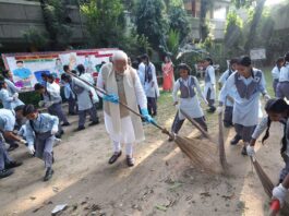 PM Modi took part in the cleanliness campaign with school children