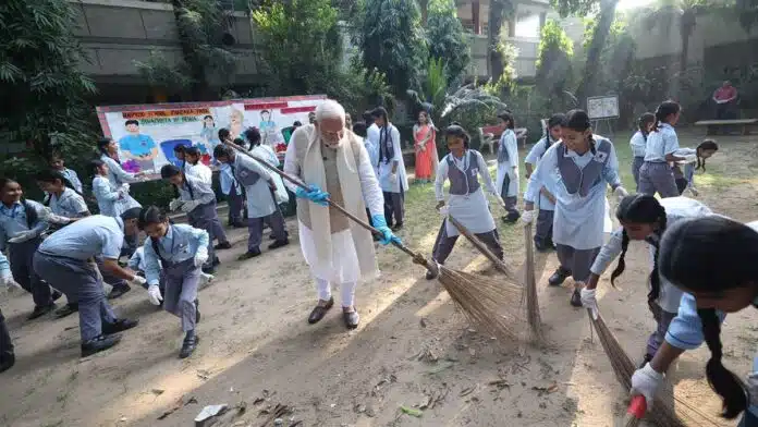 PM Modi took part in the cleanliness campaign with school children