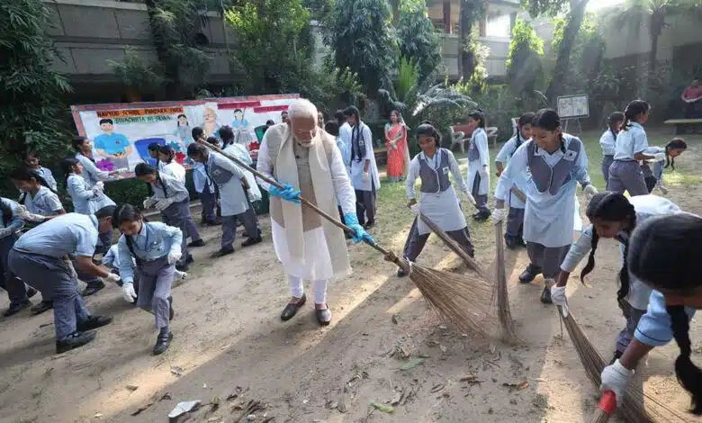 PM Modi took part in the cleanliness campaign with school children