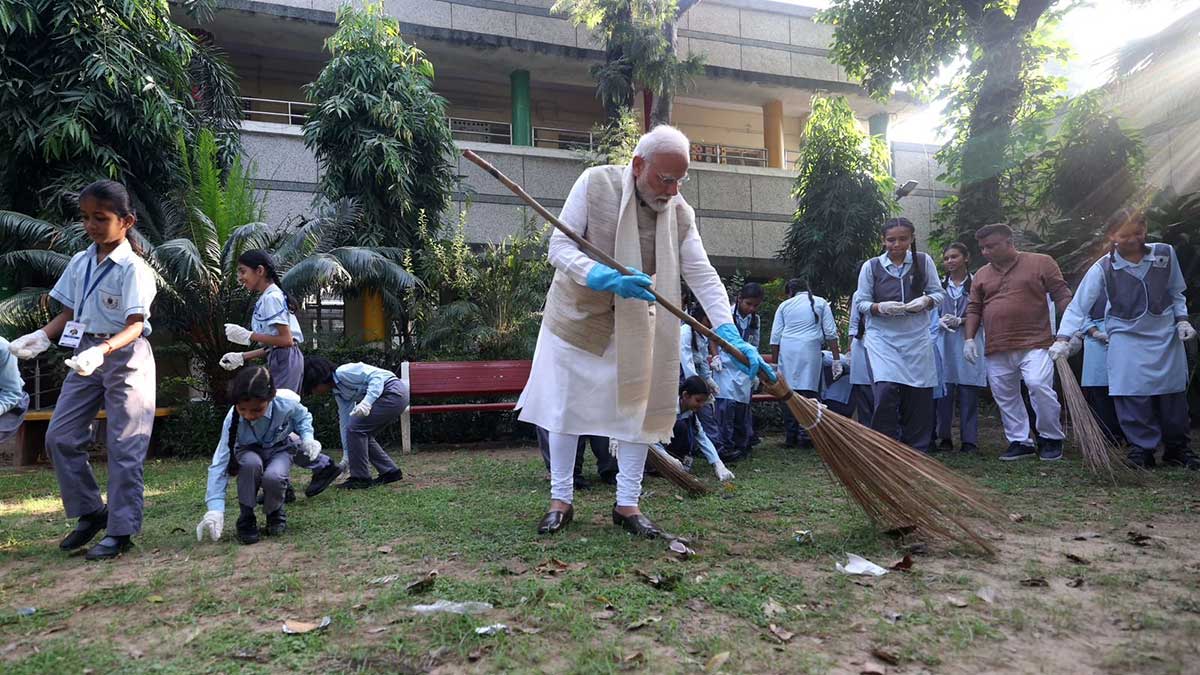 PM Modi took part in the cleanliness campaign with school children