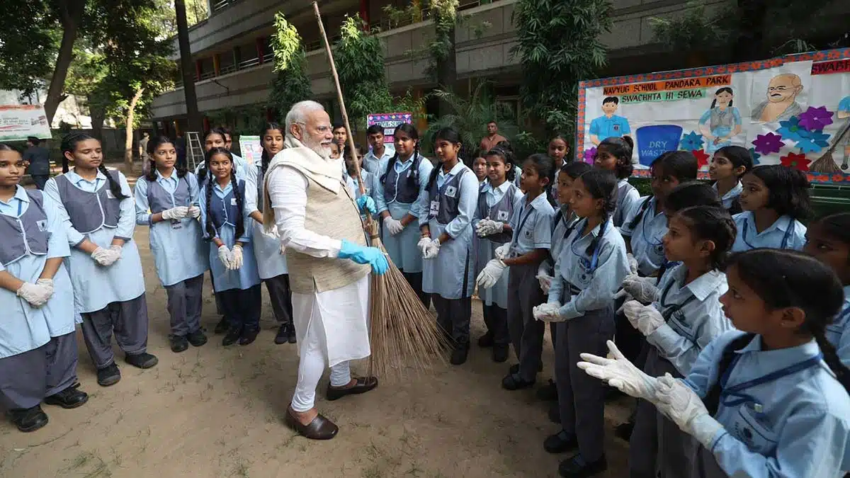 PM Modi took part in the cleanliness campaign with school children