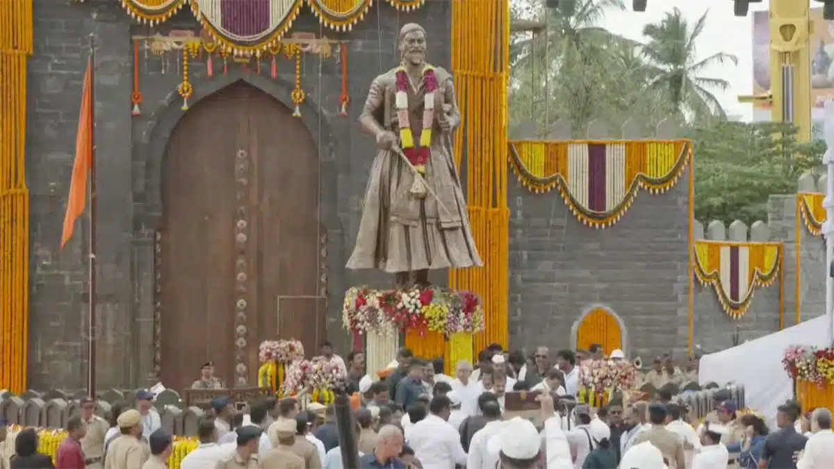 Rahul Gandhi slam BJP-Shivsena on Shivaji Maharaj statue