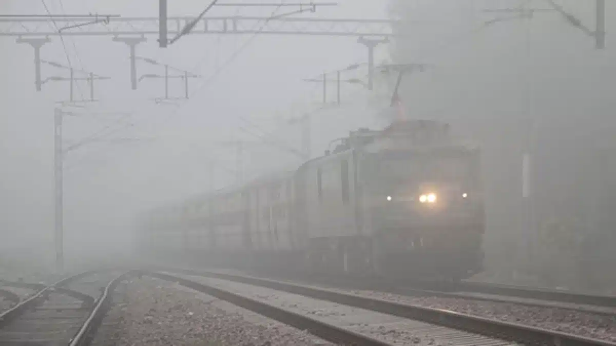 Due to air pollution in Delhi, AQI reached 526, 79 flights delayed, 13 trains late.