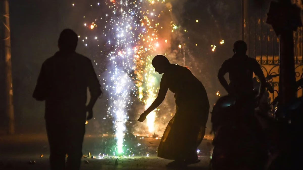 
After Diwali, the air in Delhi became 'very bad', AQI was recorded above 380 in many areas.