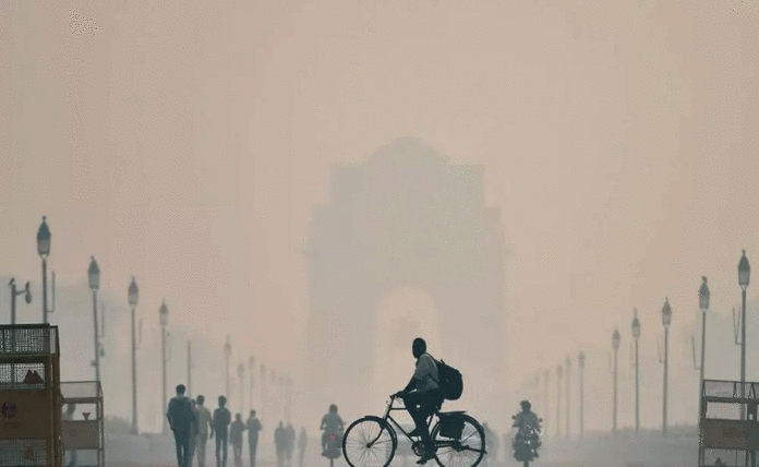 Air quality in Delhi reaches 'severe' category, AQI crosses 400