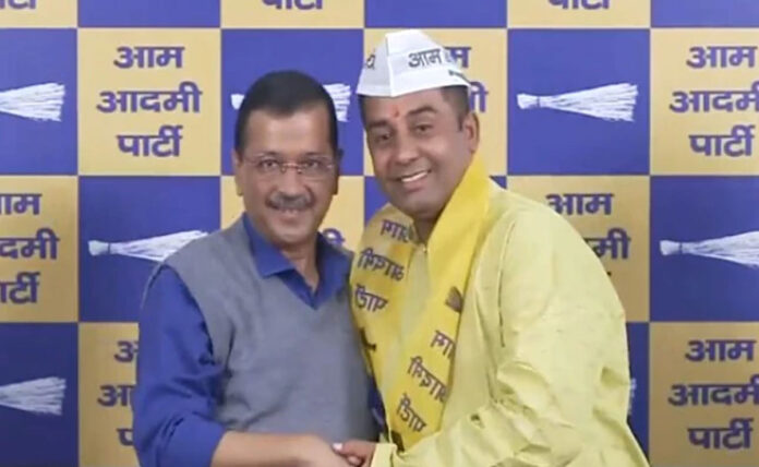 Former BJP MLA Anil Jha joins Aam Aadmi Party in presence of Arvind Kejriwal