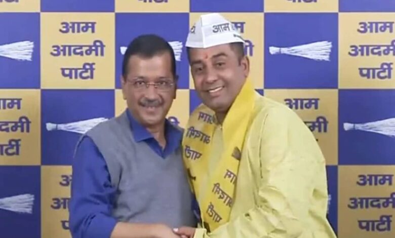 Former BJP MLA Anil Jha joins Aam Aadmi Party in presence of Arvind Kejriwal