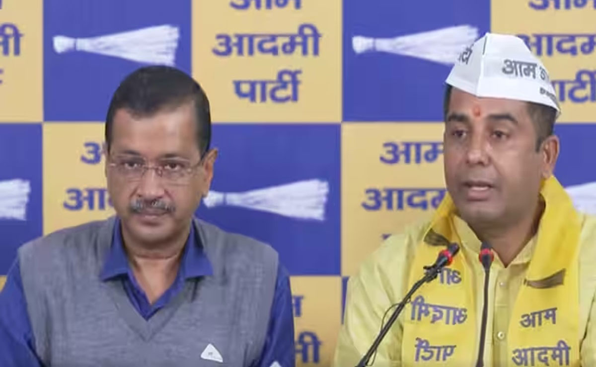 Former BJP MLA Anil Jha joins Aam Aadmi Party in presence of Arvind Kejriwal