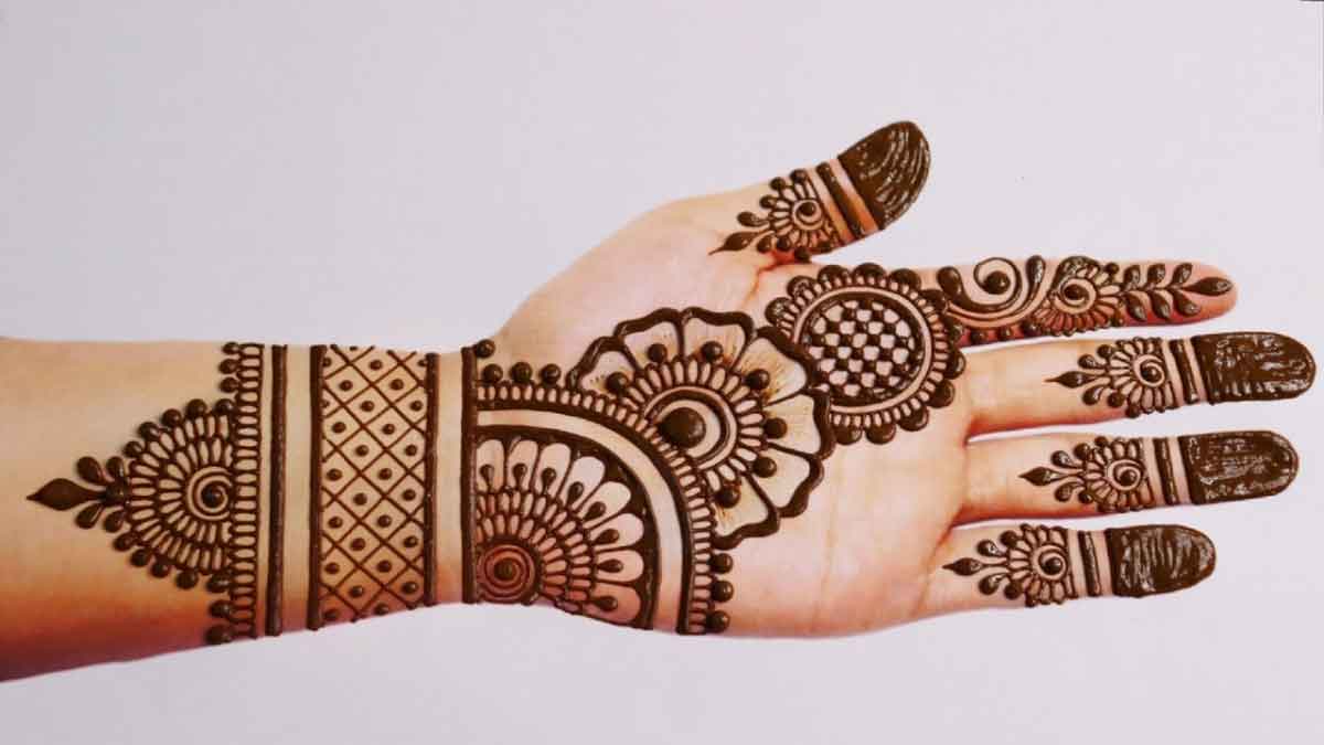 Apply these Mehndi designs on your hands on the occasion of engagement