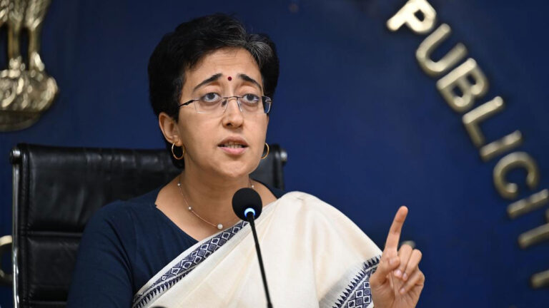 Delhi में एयर इमरजेंसी के बीच पराली जलाने को लेकर Atishi ने केंद्र पर निशाना साधा