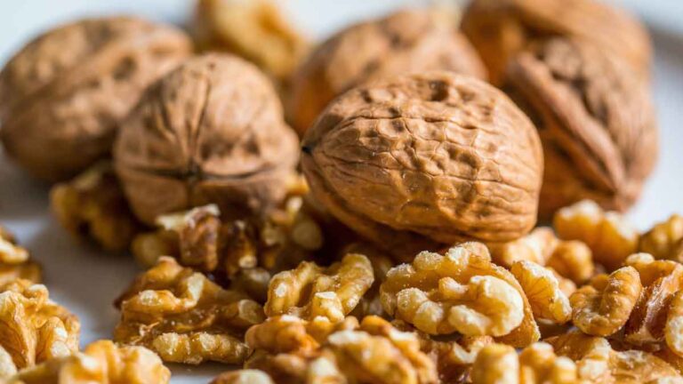 रोजाना भीगे हुए Walnuts खाने के फायदे