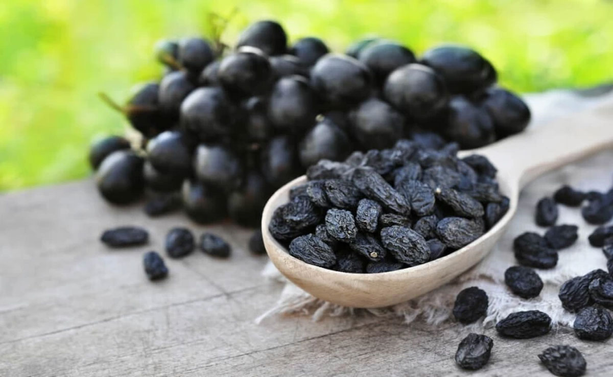 Black Raisins are beneficial in these problems, know the right time and way to consume them