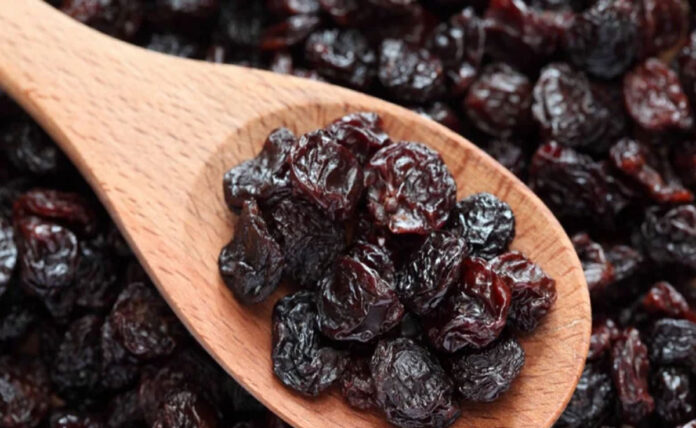 Black Raisins are beneficial in these problems, know the right time and way to consume them