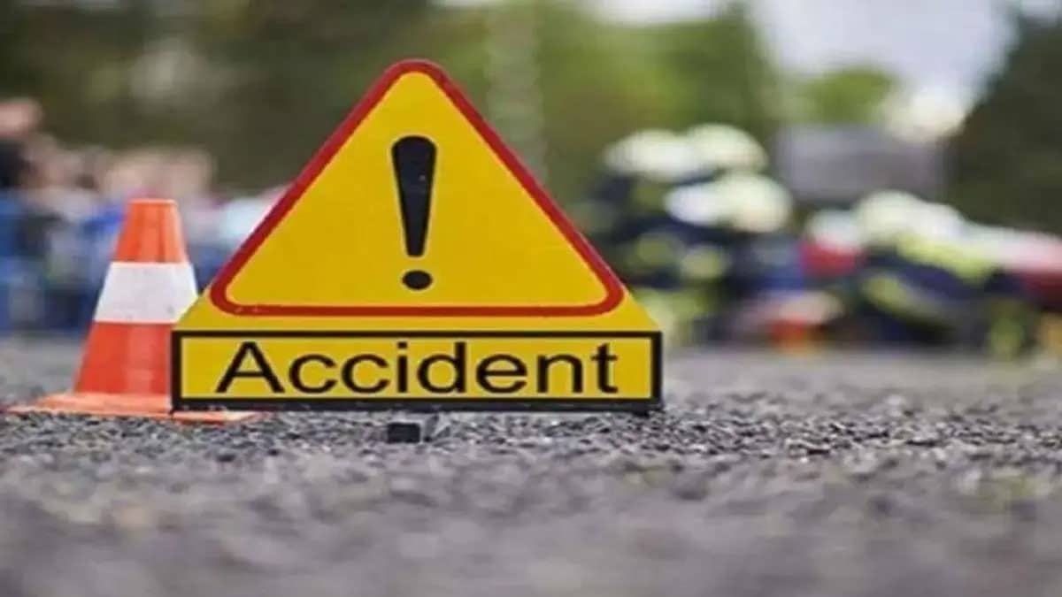 DCM hits auto rickshaw in Hardoi
