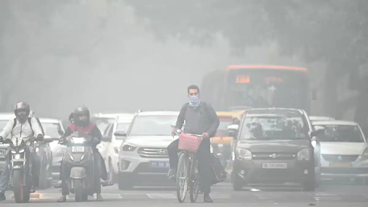 Due to air pollution in Delhi, AQI reached 526, 79 flights delayed, 13 trains late.