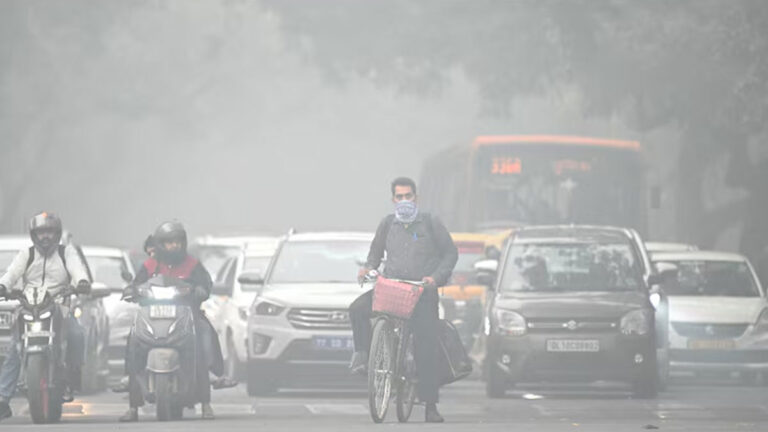 Delhi की हवा हुई और जहरीली, AQI 500 के पार पंहुचा, स्कूल-कॉलेज बंद