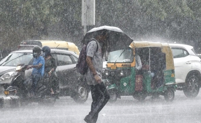 Kerala: Heavy rain expected in next 5 days, yellow alert issued for 10 districts