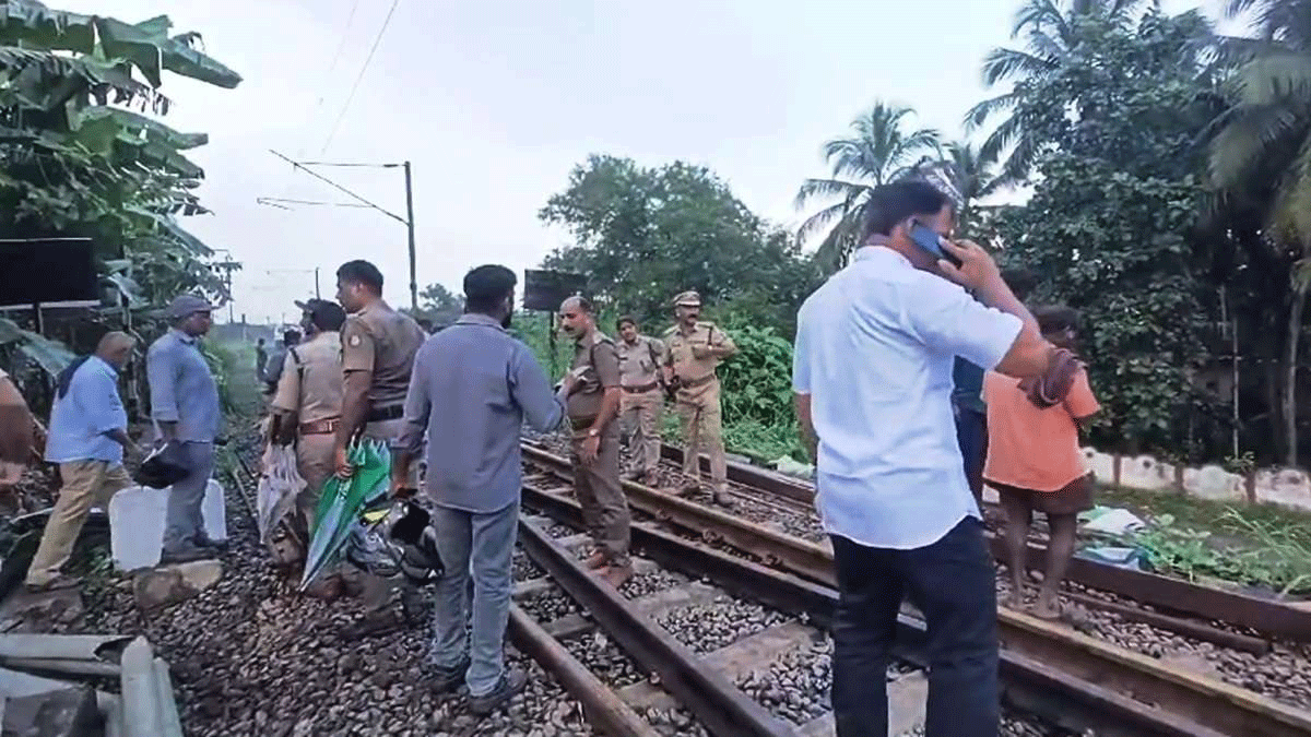 Four workers killed after being hit by Thiruvananthapuram bound Kerala Express train