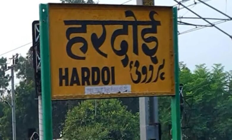 DCM hits auto rickshaw in Hardoi