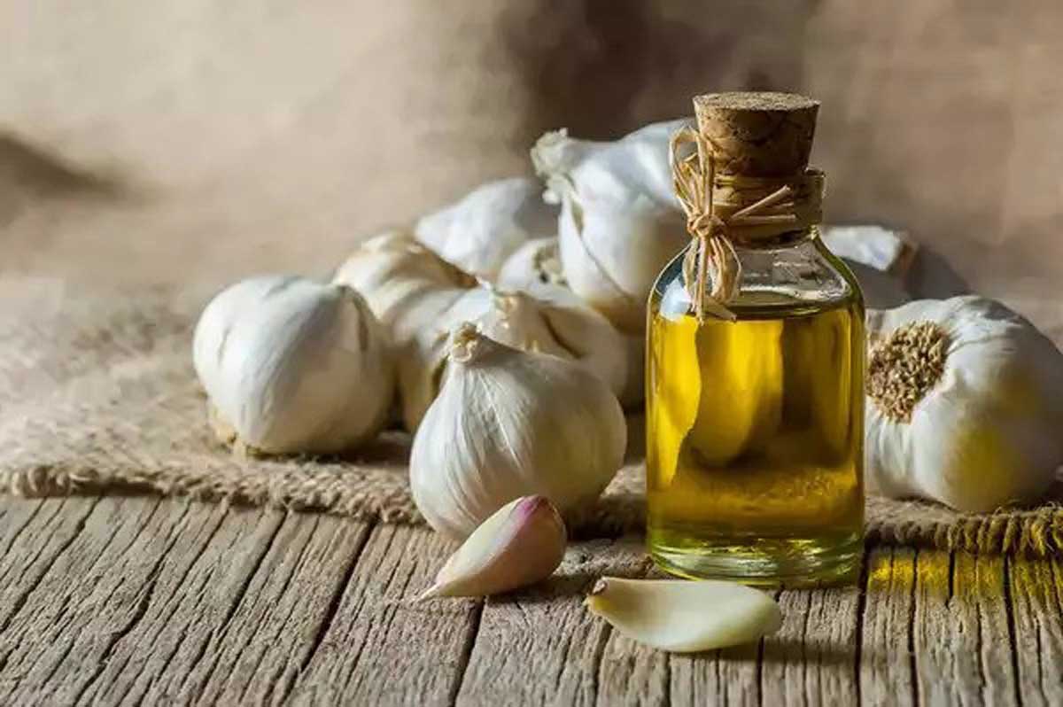 Home Uses of Garlic Oil to Give Health and Shine to Hair