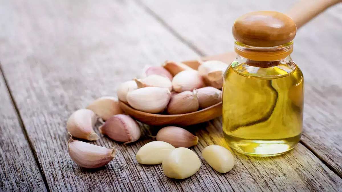 Home Uses of Garlic Oil to Give Health and Shine to Hair