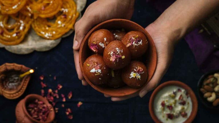 Gulab Jamun Recipe: सूजी से बनाएं एकदम सॉफ्ट गुलाब जामुन 