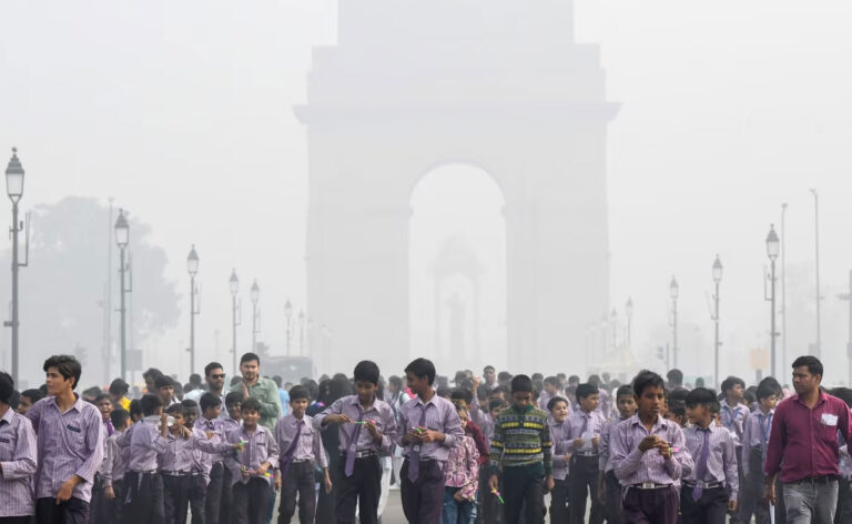 दिल्ली में Air Pollution बढ़ने के कारण स्कूल ऑनलाइन हो गए, ट्रकों को प्रवेश नहीं मिलेगा