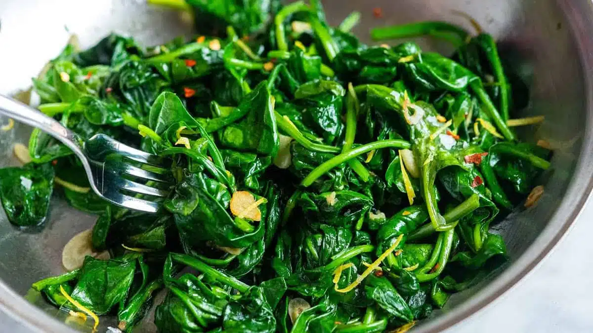 Spinach: A natural source of thick and healthy hair