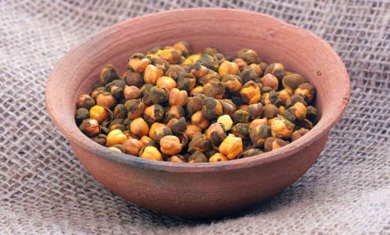 What are the benefits of eating roasted gram in winter