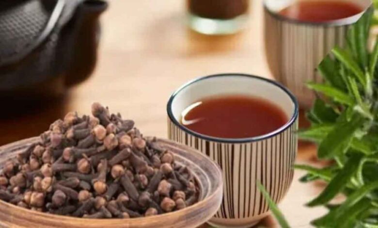 What happens if you eat cloves while sleeping?