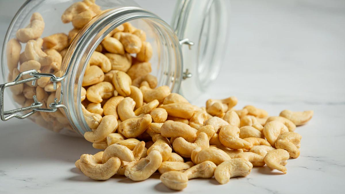 Which vitamin is found in cashew