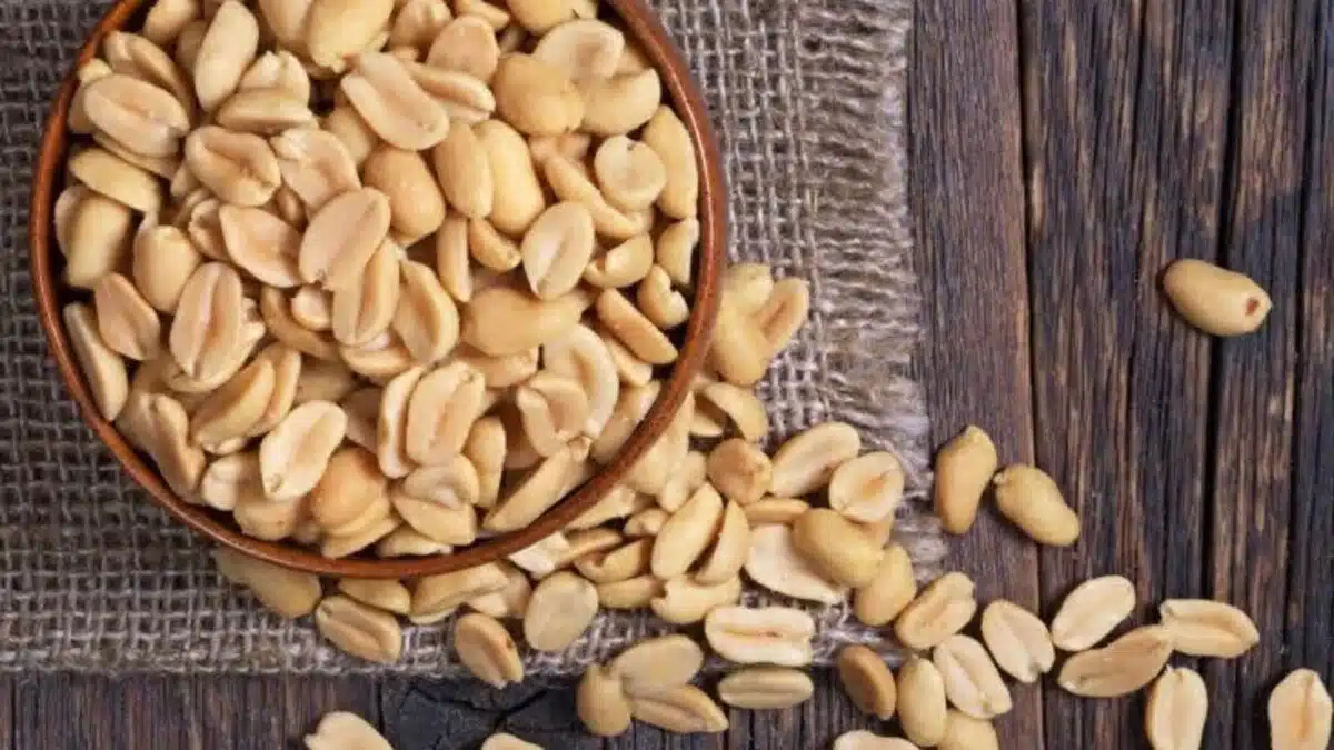 Which vitamin is found in peanuts