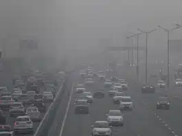 Due to air pollution in Delhi, AQI reached 526, 79 flights delayed, 13 trains late.