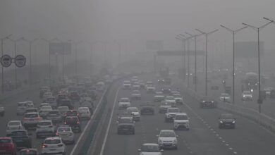 Due to air pollution in Delhi, AQI reached 526, 79 flights delayed, 13 trains late.