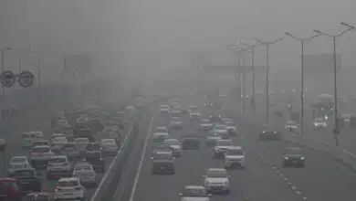 Due to air pollution in Delhi, AQI reached 526, 79 flights delayed, 13 trains late.