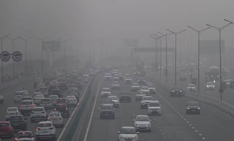 Due to air pollution in Delhi, AQI reached 526, 79 flights delayed, 13 trains late.