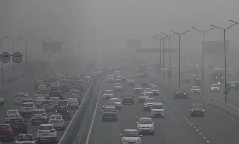 Due to air pollution in Delhi, AQI reached 526, 79 flights delayed, 13 trains late.