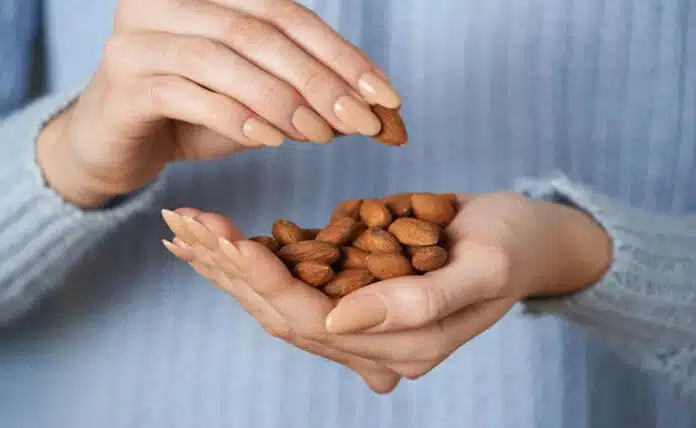 Eating too much Almond can cause these side effects, know how much to eat in a day?